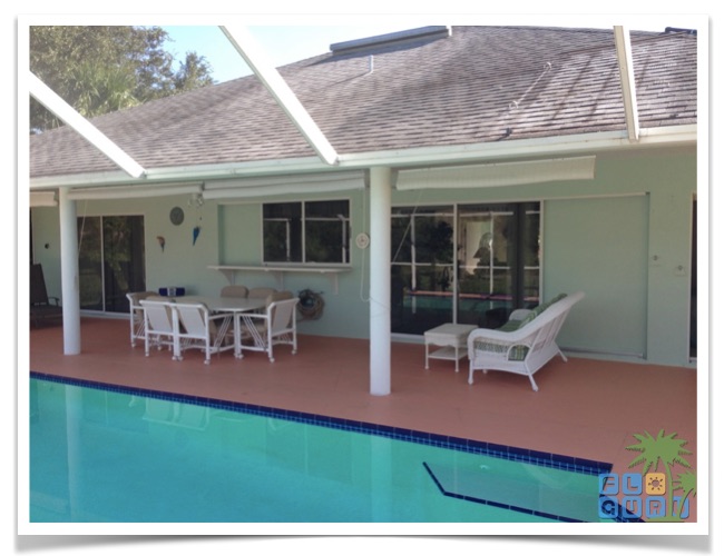 Florida Ferienhaus in Lehigh Acres “Alisha” mit Blick auf die gemütliche Terrasse inklusive Sonnenschutz und Screen als Mückenschutz